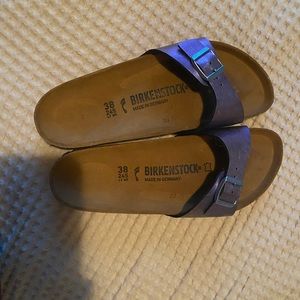 Beautiful iridescent purple Birkenstock’s size 7!